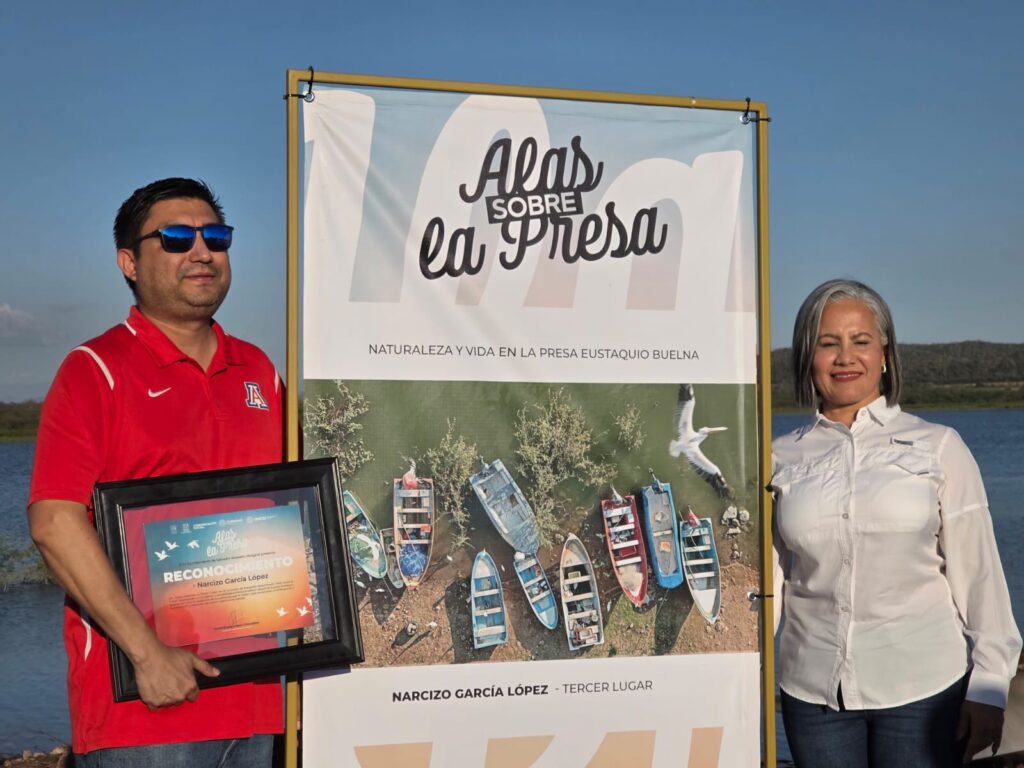 Dos personas en premiación
