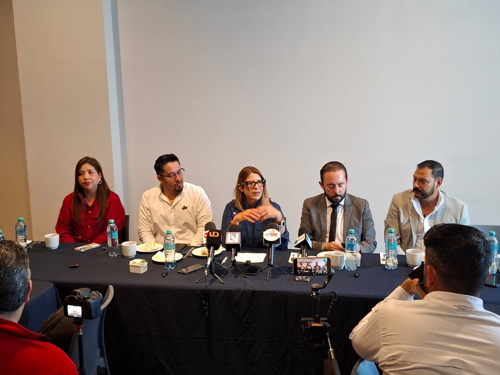 Personas en una rueda de prensa/evento