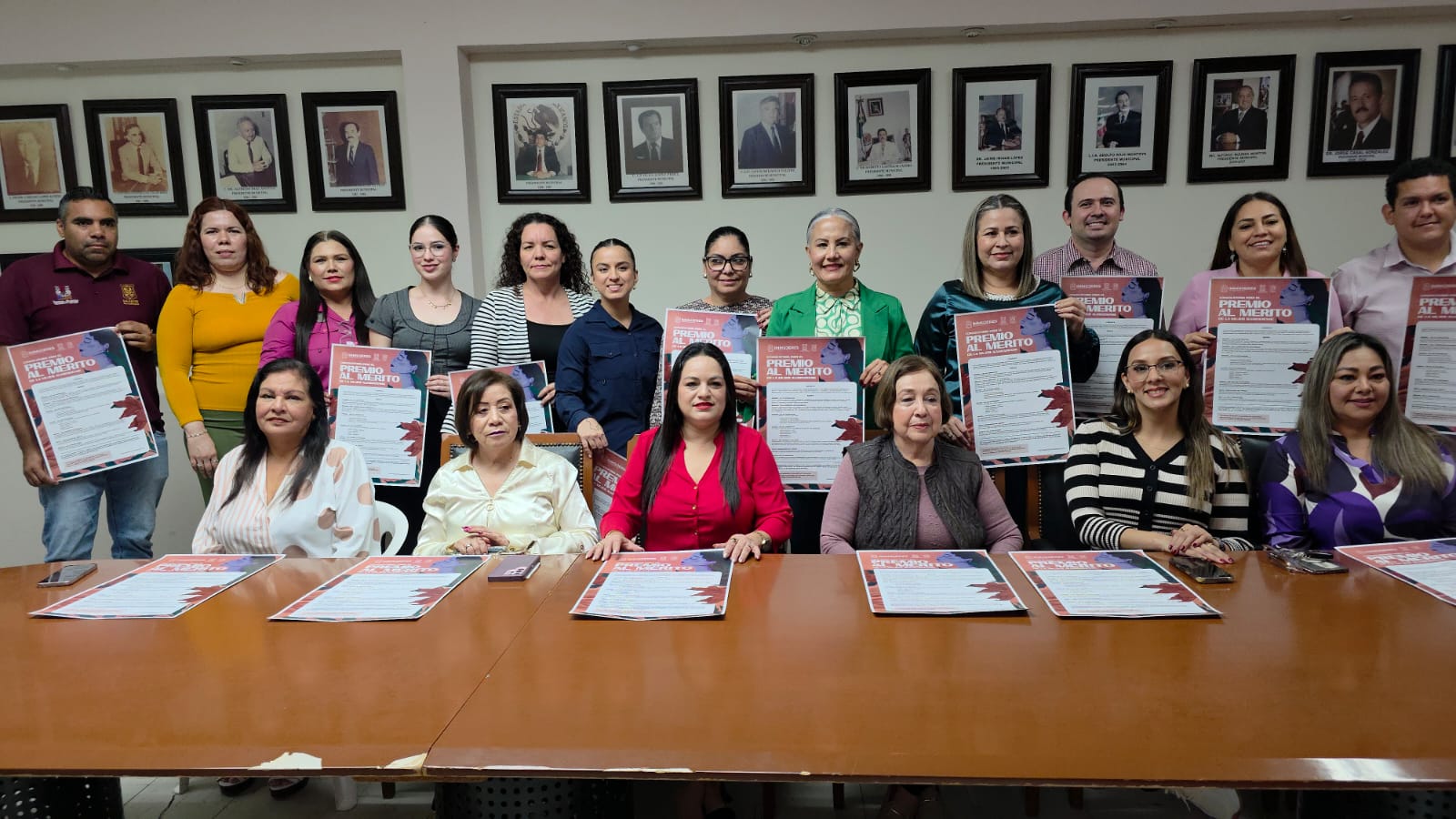 Mujeres y autoridades de Salvador Alvarado posando para la foto