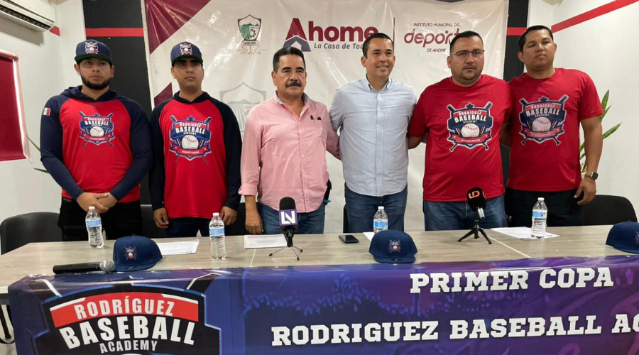 Autoridades de deporte Ahome y organizadores del evento en conferencia de prensa