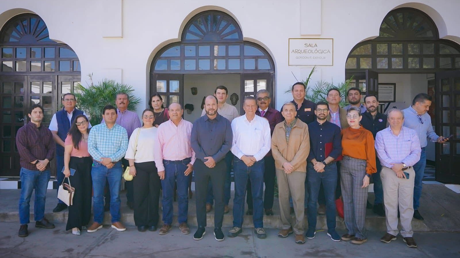 Personas afuera de un edificio