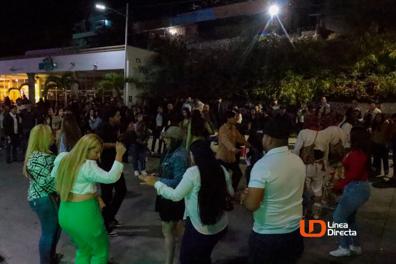 Personas bailando en Carnaval