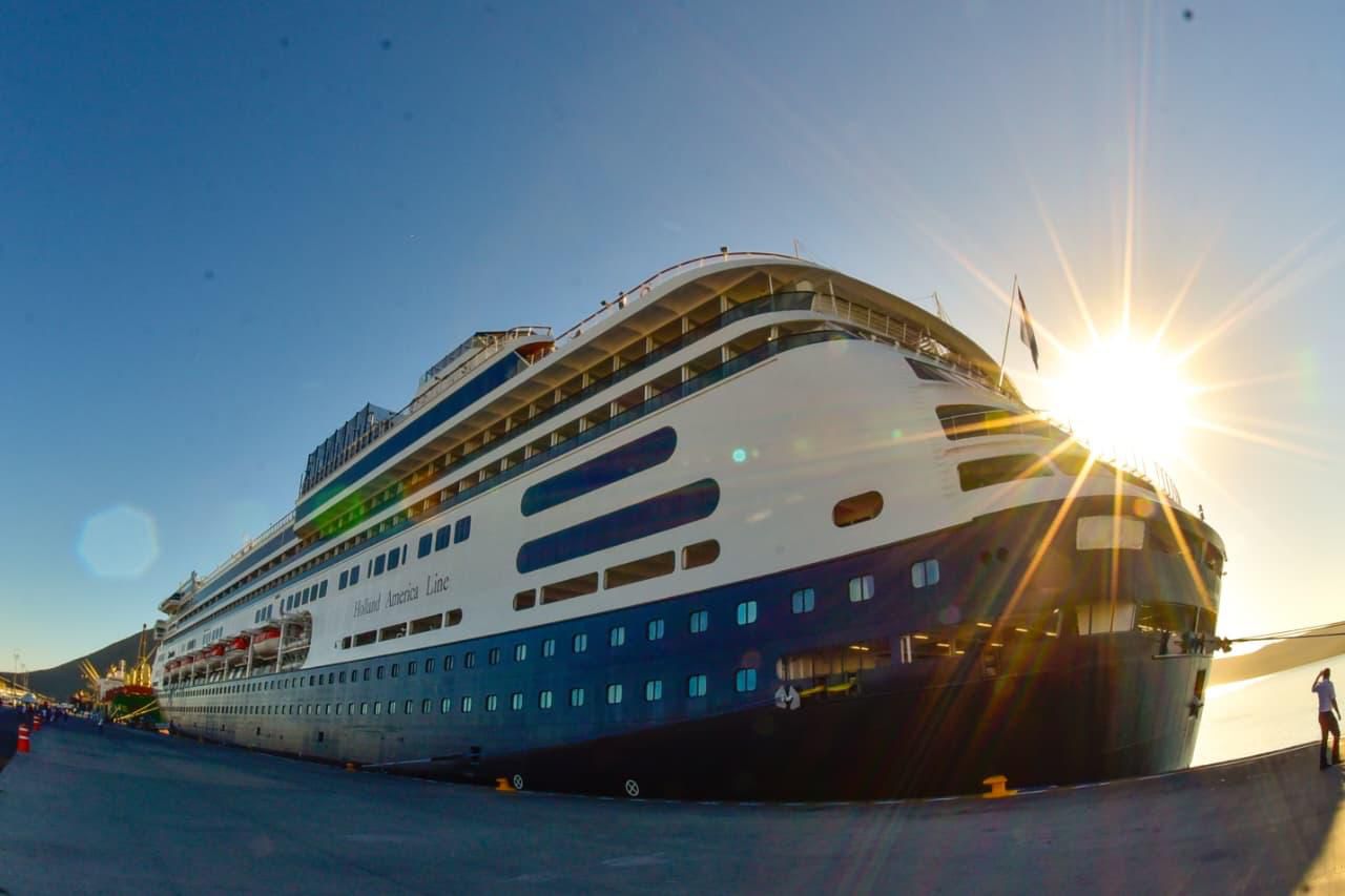 Crucero arribando a puerto