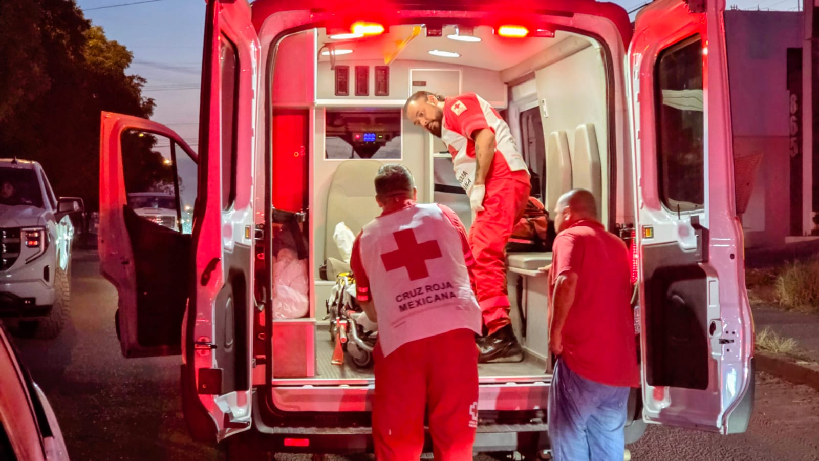 Paramédicos de Cruz Roja en ambulancia