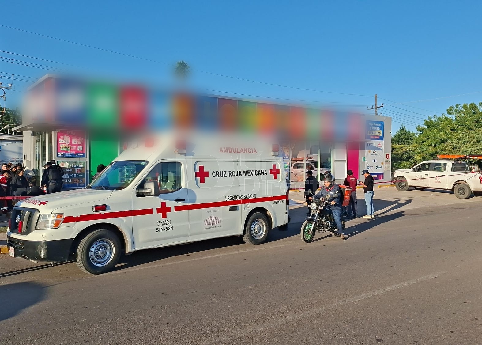 Unidad de la Cruz Roja afuera de una tienda de conveniencia