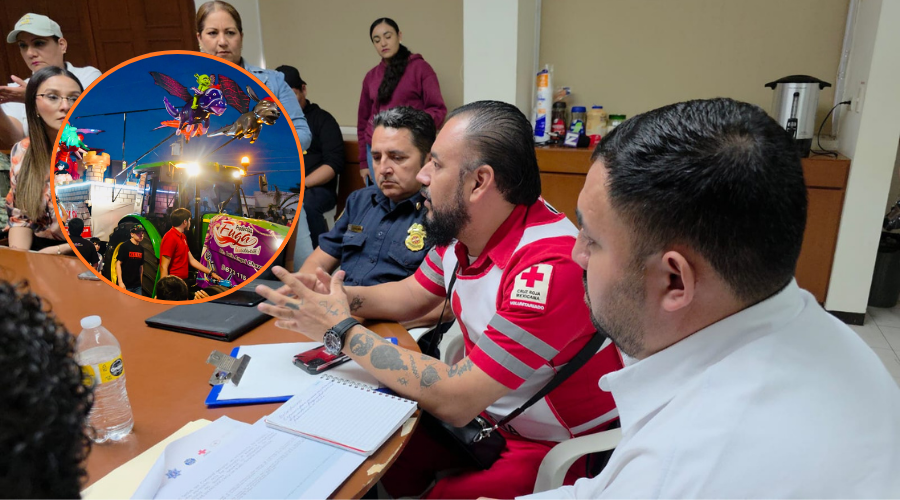 En grande autoridades de Guamúchil y Cruz Roja en reunión y en circulo carro alegórico en desfile