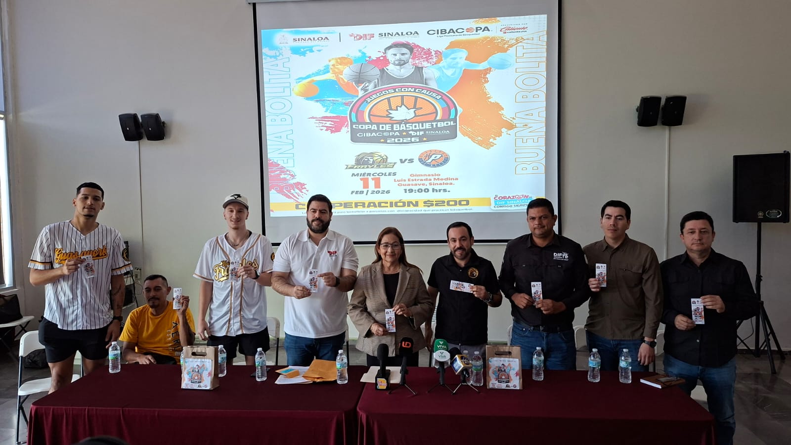 Personas en una rueda de prensa