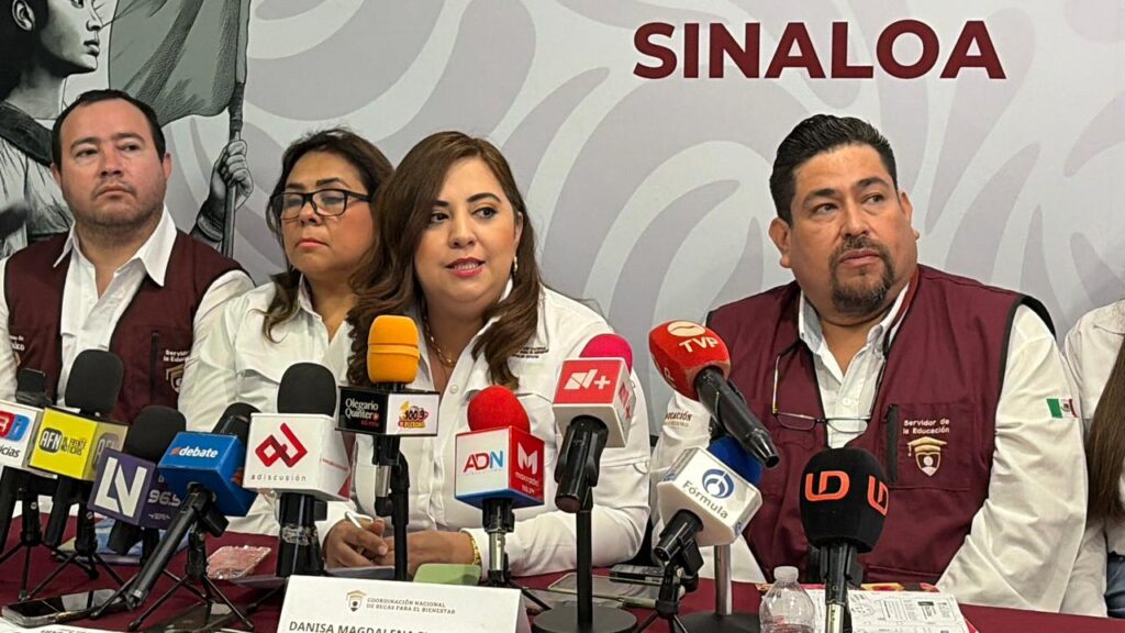 Personas en conferencia de prensa hablando frente micrófono 