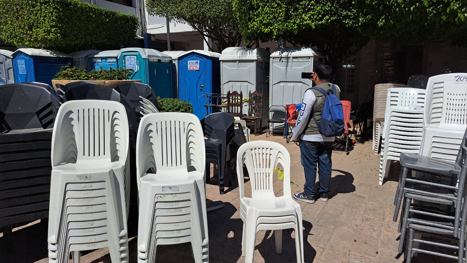Sillas apiladas y baños portátiles decomisados