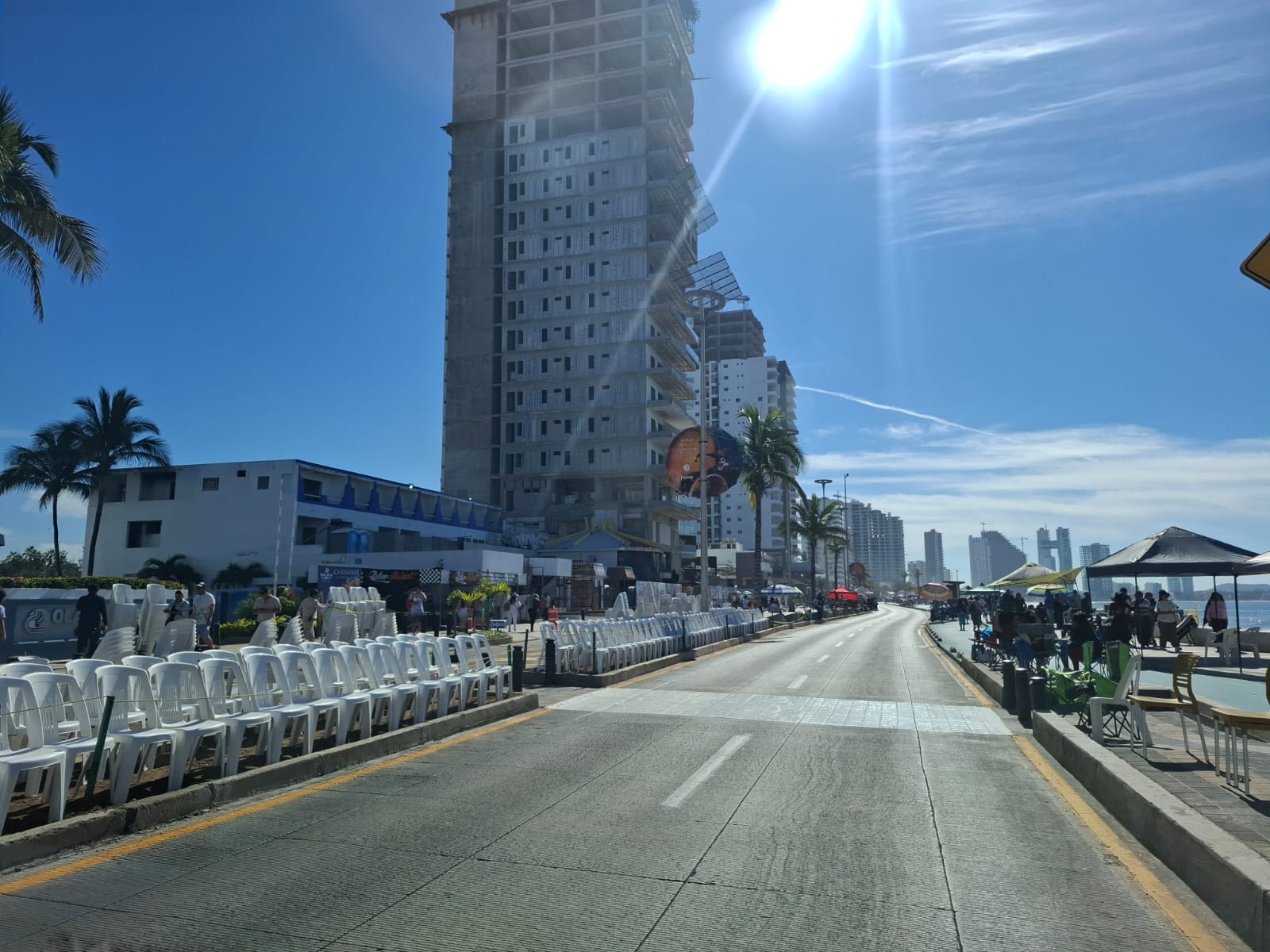 Malecón de Mazatlán y gran numero de sillas colocadas en vialidad