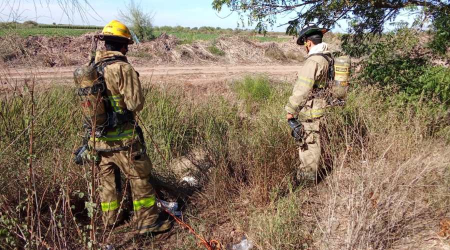 Bomberos controlando Derrame de amoniaco en dren El Burrión