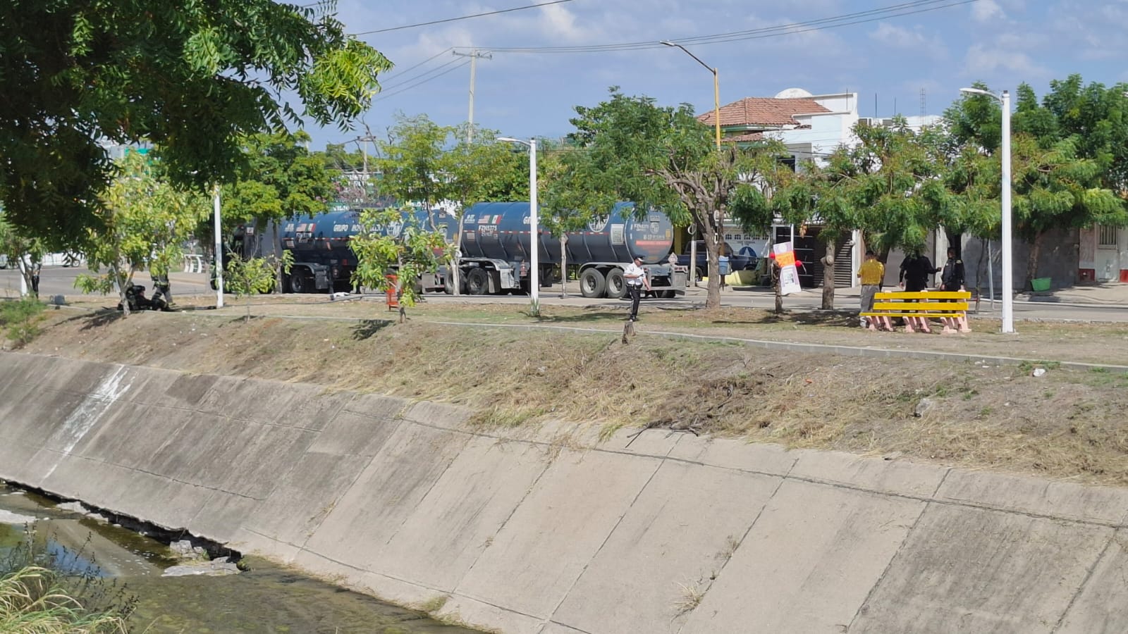 Derrame de combustible genera movilización en Culiacán