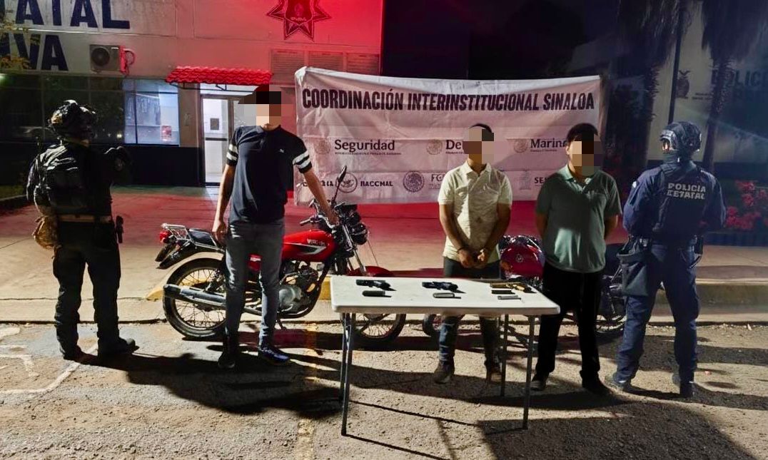 Policías estatales junto a detenidos y artefactos asegurados en operativo