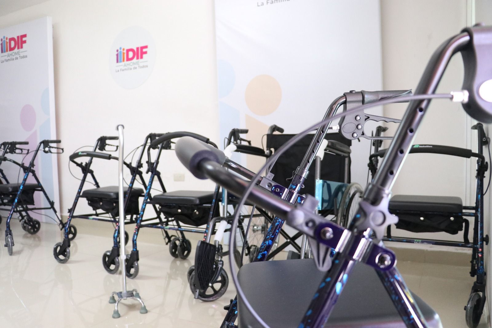 DIF Ahome entrega equipos a personas con discapacidad