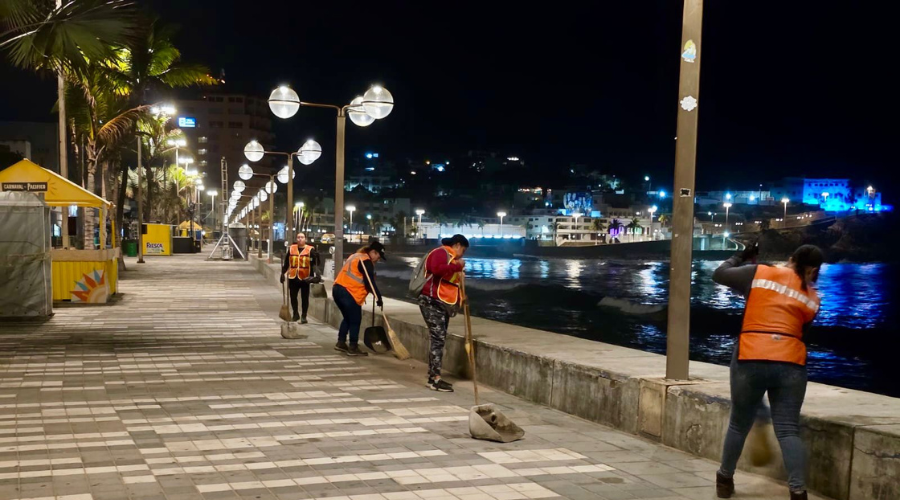 Trabajadores de aseo urbano limpian el malecón de Mazatlán
