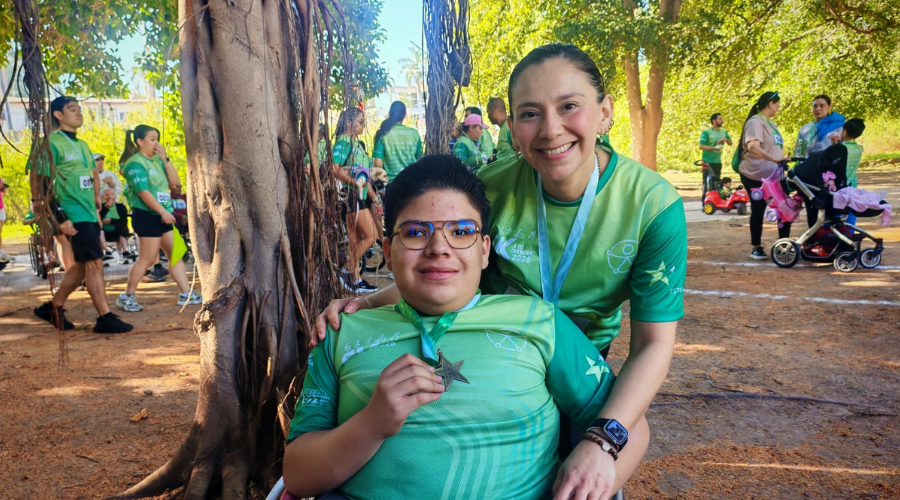 Juan Pablo Montalbo Meza junto con su mamá en la caminata realizada por Estrella Guia.