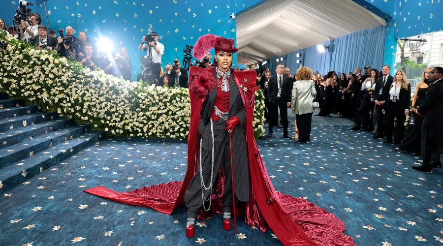 la actriz Teyana Taylor durante la alfombra de MET Gala 2025 con medios de comunicación