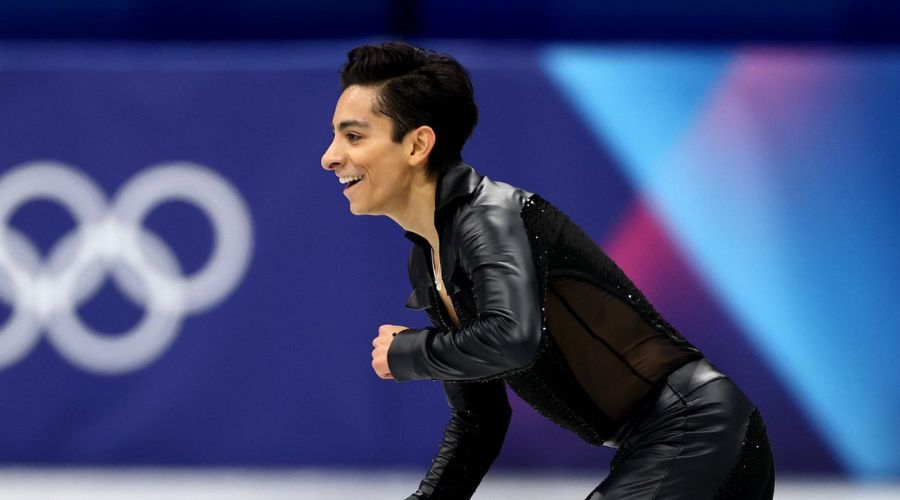 Donovan Carrillo realizando rutina de patinaje