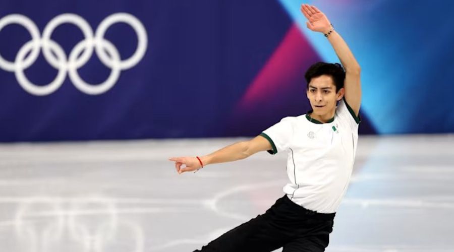 Patinador realizando rutina en pista