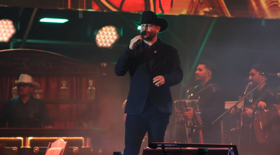 Edén Muñoz canta en el estadio de beisbol Teodoro Mariscal