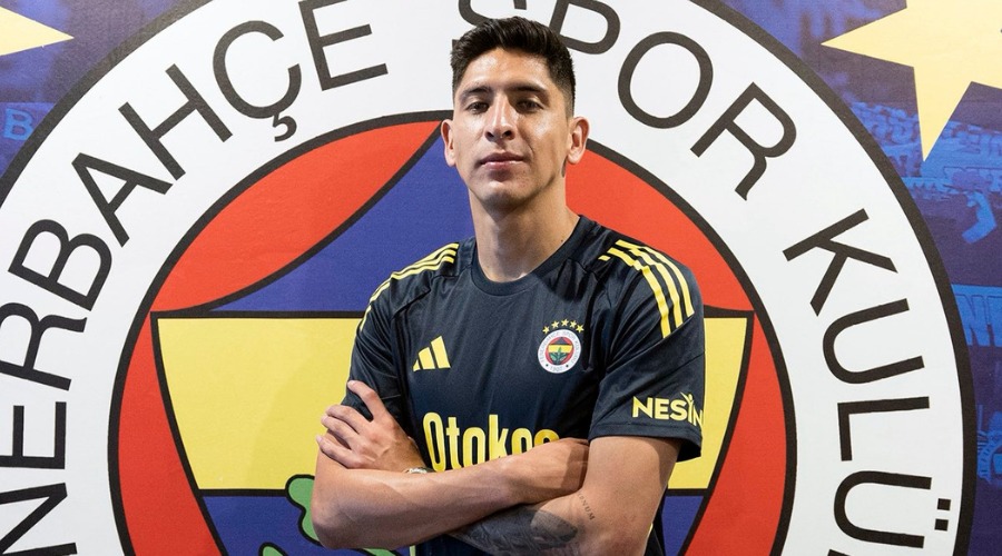 Edson Álvarez posando con un fondo con letras en turco