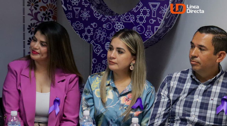 Kiabeth Medellín, directora de Educación en Ahome, y funcionarios