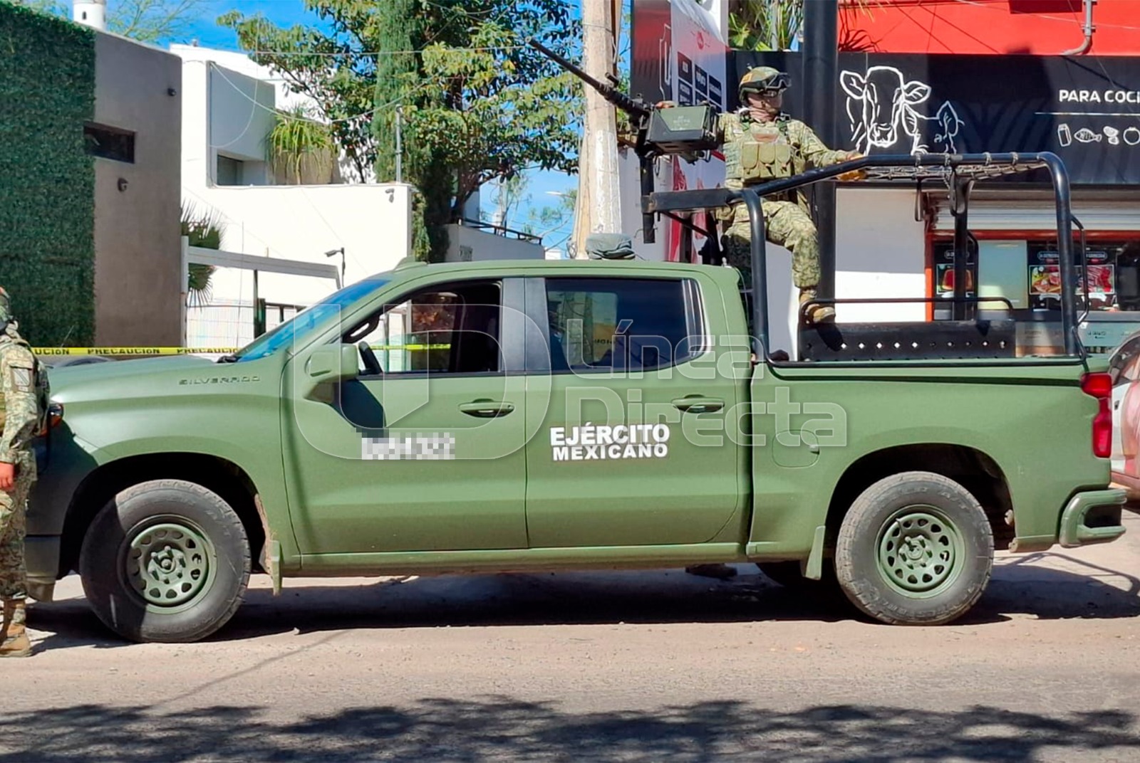 Unidad del Ejército Mexicano con elementos sobre una calle