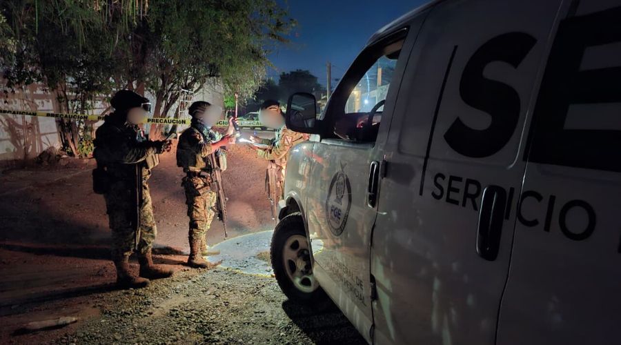Elementos del Ejército Méxicano en una calle junto a una unidad del SEMEFO