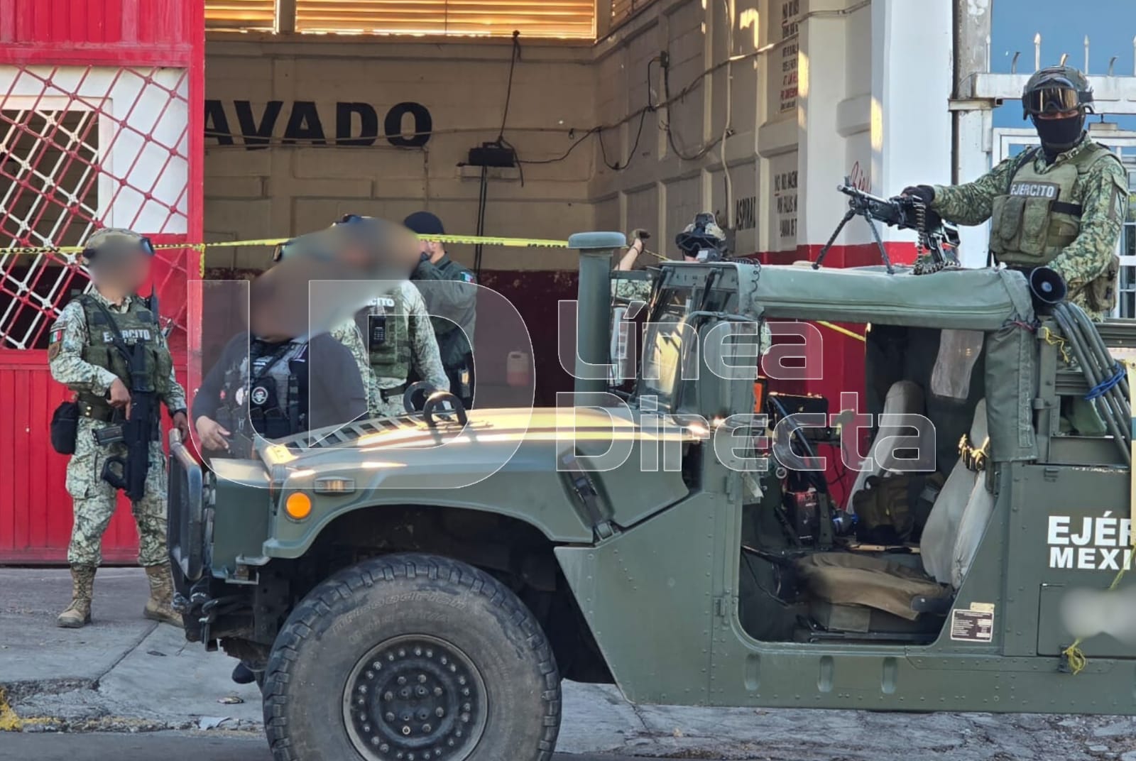 Unidad y elementos del Ejército Mexicano afuera de un establecimiento