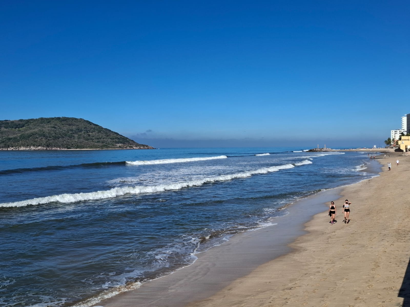 En Mazatlán piden a bañistas seguir recomendaciones