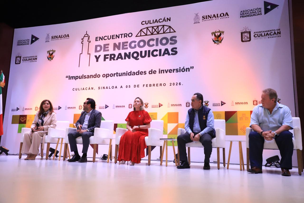 Empresarios y autoridades de Culiacán sentados en un escenario