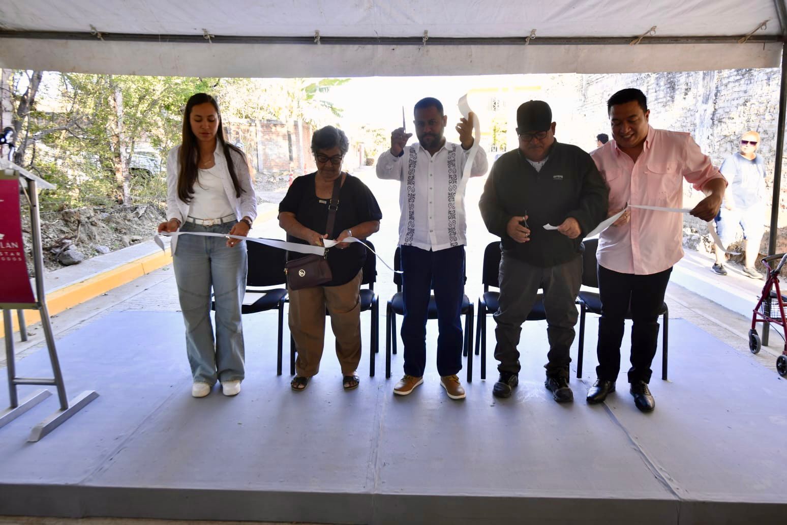 Autoridades en entrega de calle