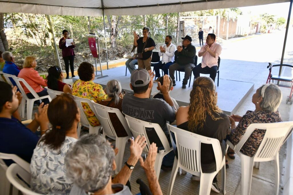 Personas en entrega de calle