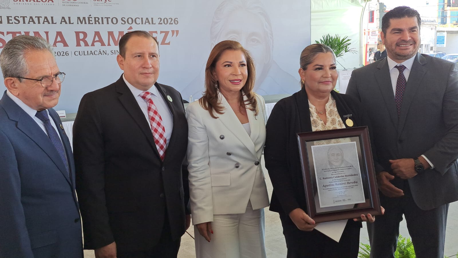 Entregan premio estatal Agustina Ramírez a Ramona Calderón
