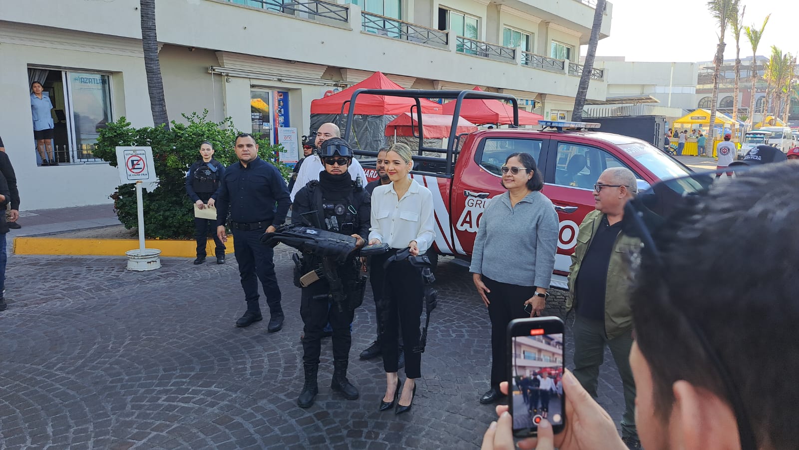 Alcaldesa de Mazatlán haciendo entrega de equipamiento