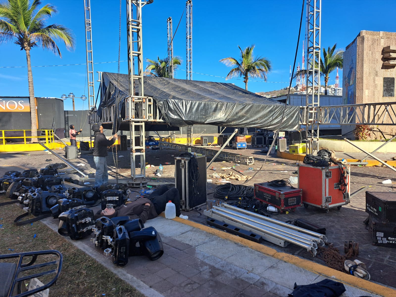 escenario desarmado por trabajadores después del carnaval de mazatlán