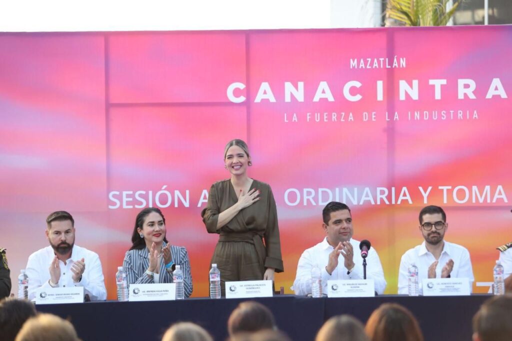Estrella Palacios en toma de protesta de Canacintra Mazatlán
