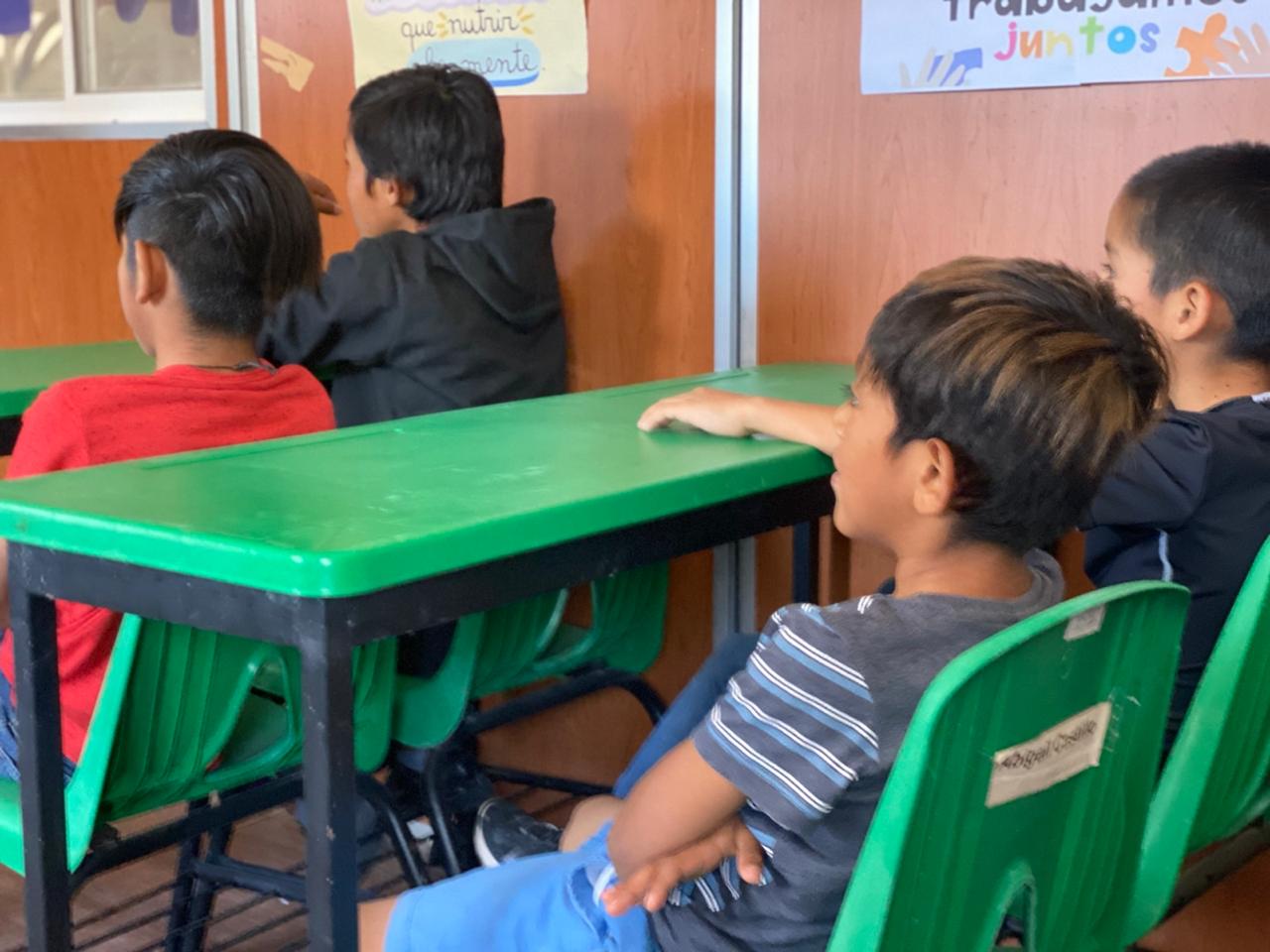 Niños estudiando