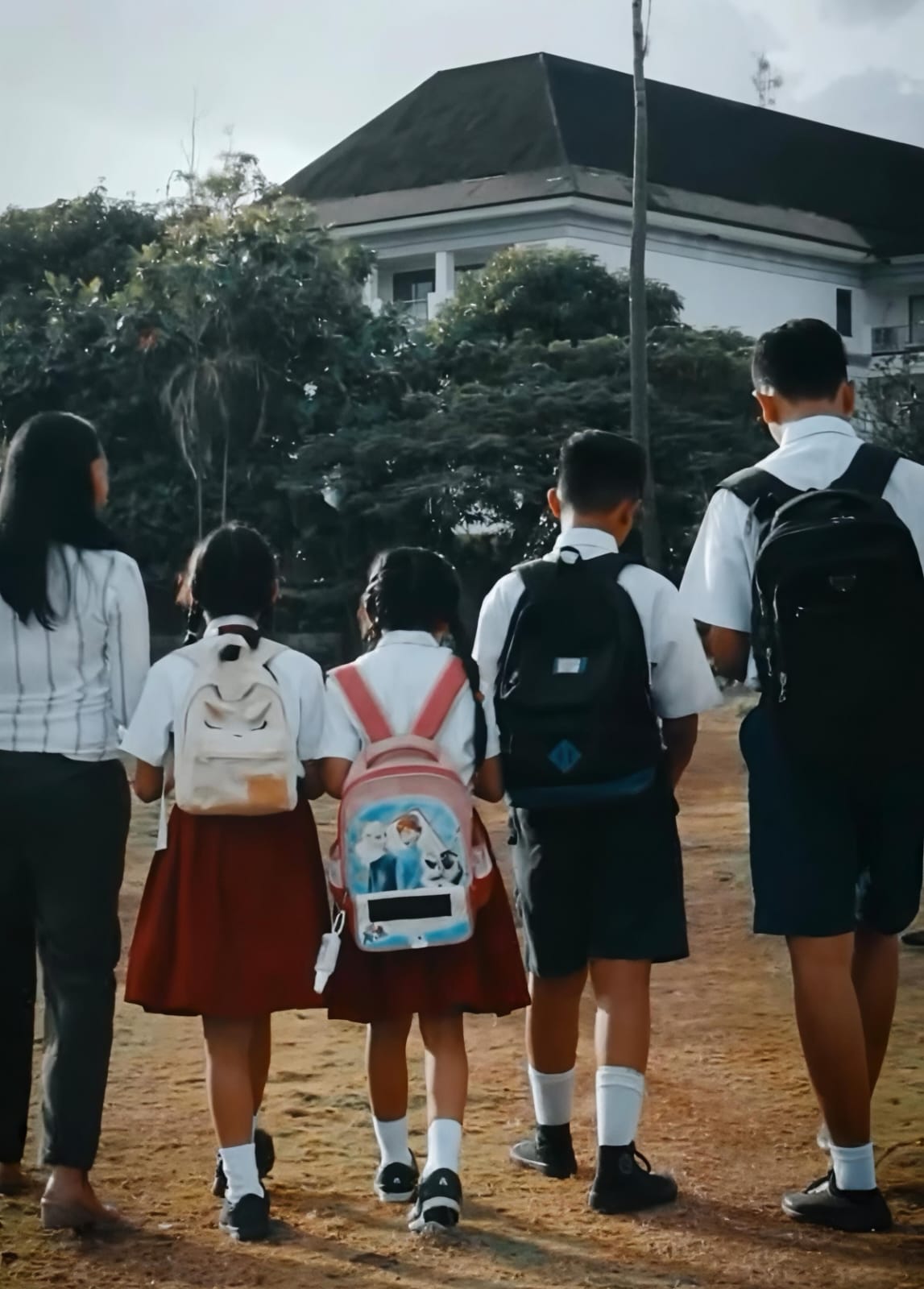 Jóvenes estudiantes caminando juntos.