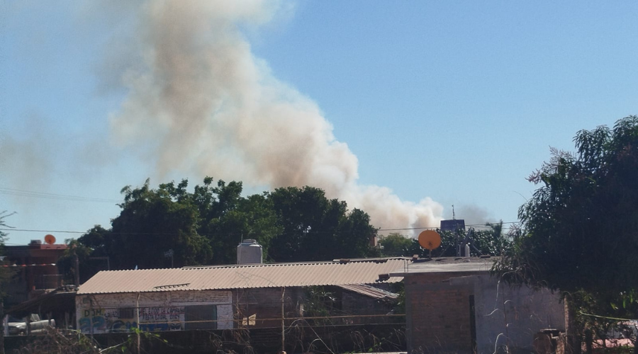 Humo blanco es visto a la distancia tras las explosiones