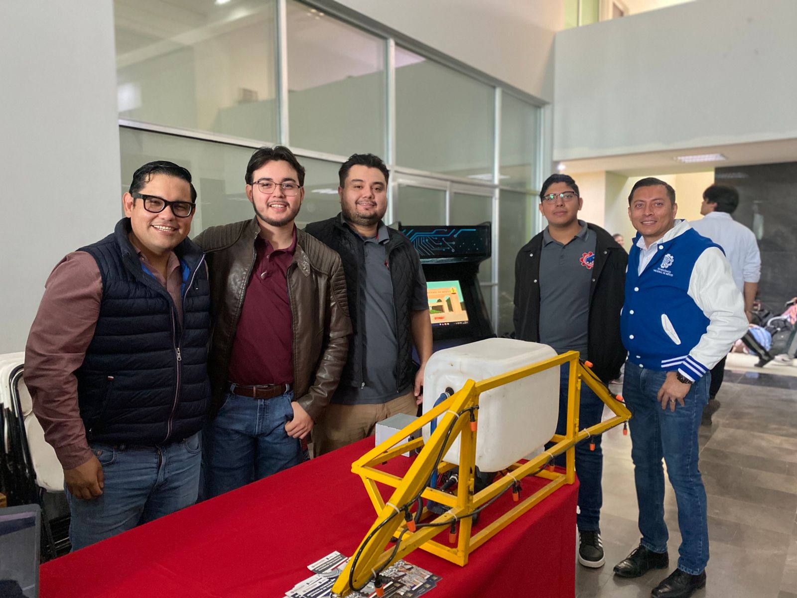 Expo Profesiográfica por parte del Instituto Municipal de la Juventud en Guasave.