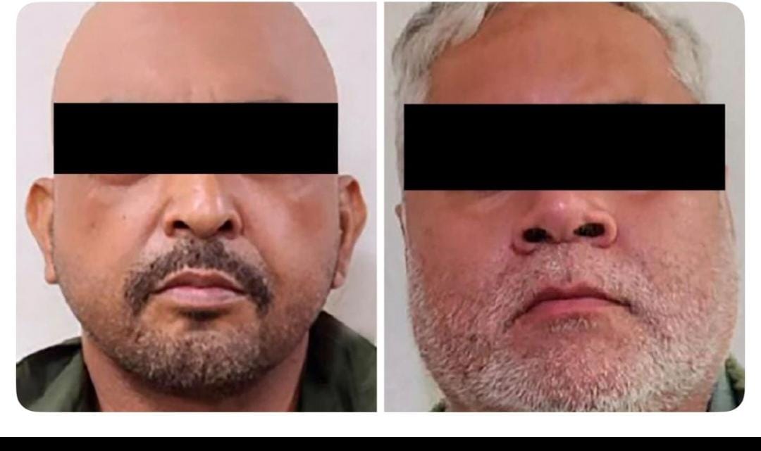 Dos personas con el rostro cubierto con una cinta color negro
