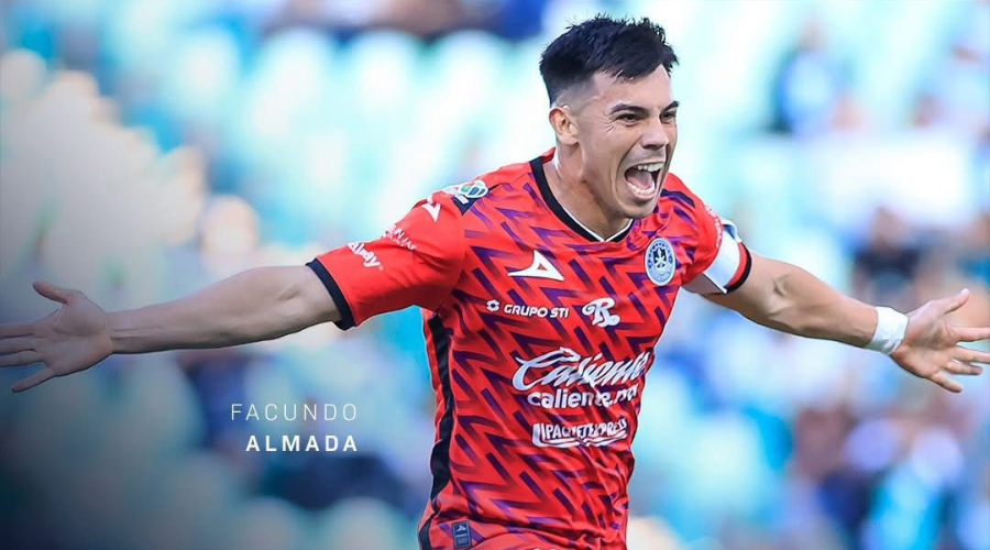 Jugador celebrando gol con los brazos abiertos y gritando