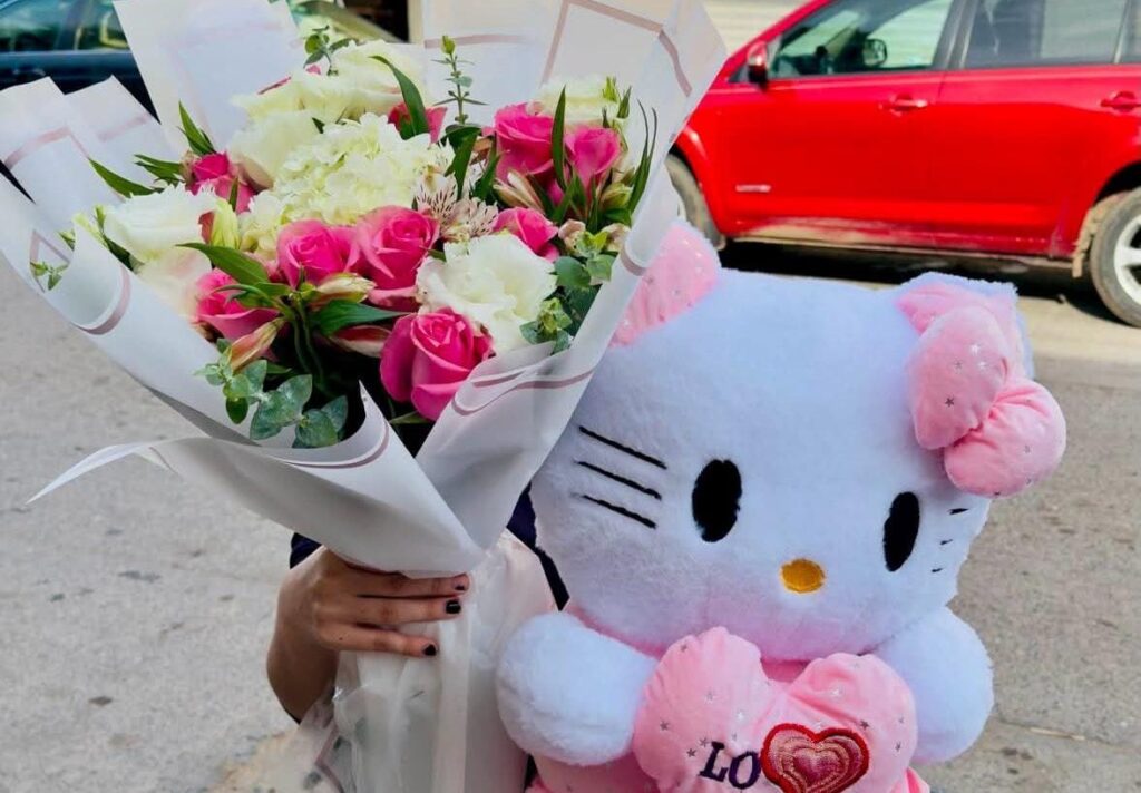 Arreglo de rosas y un peluche.