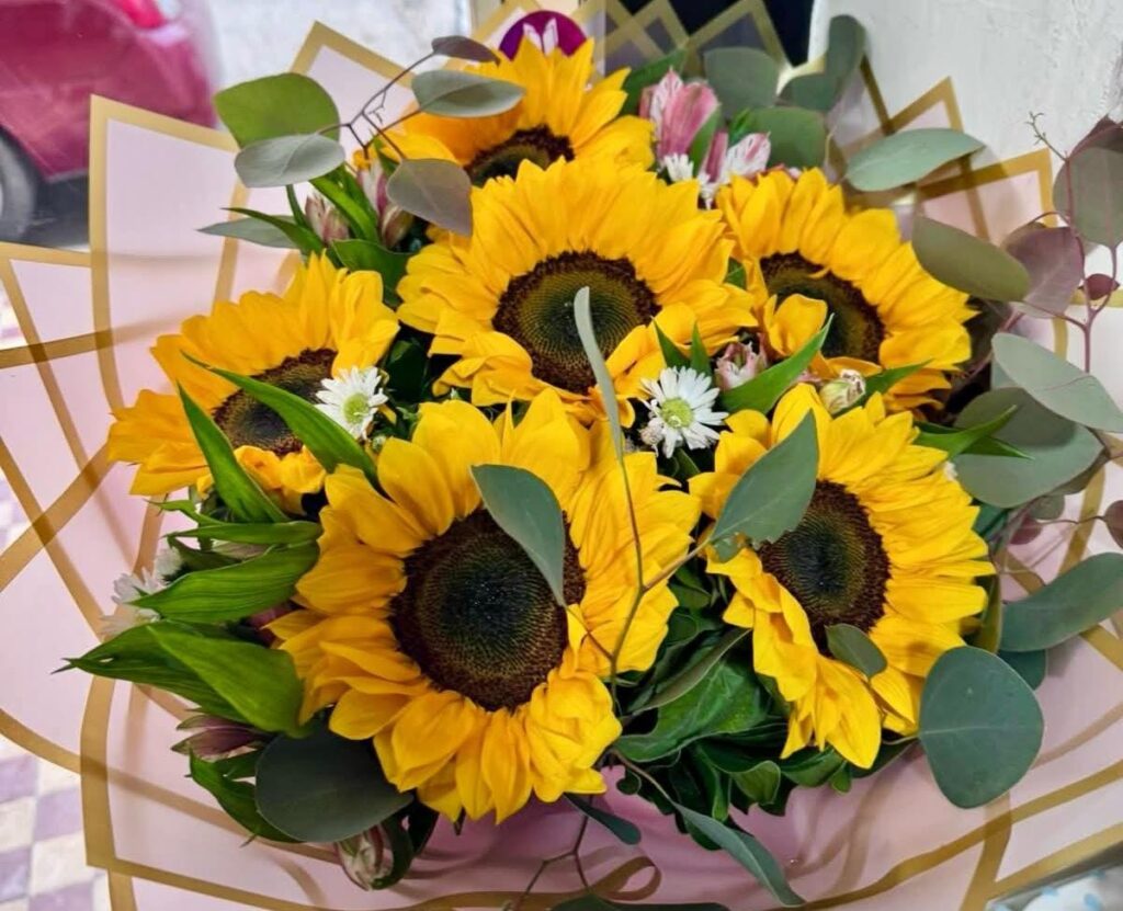 Arreglo floral de girasoles.