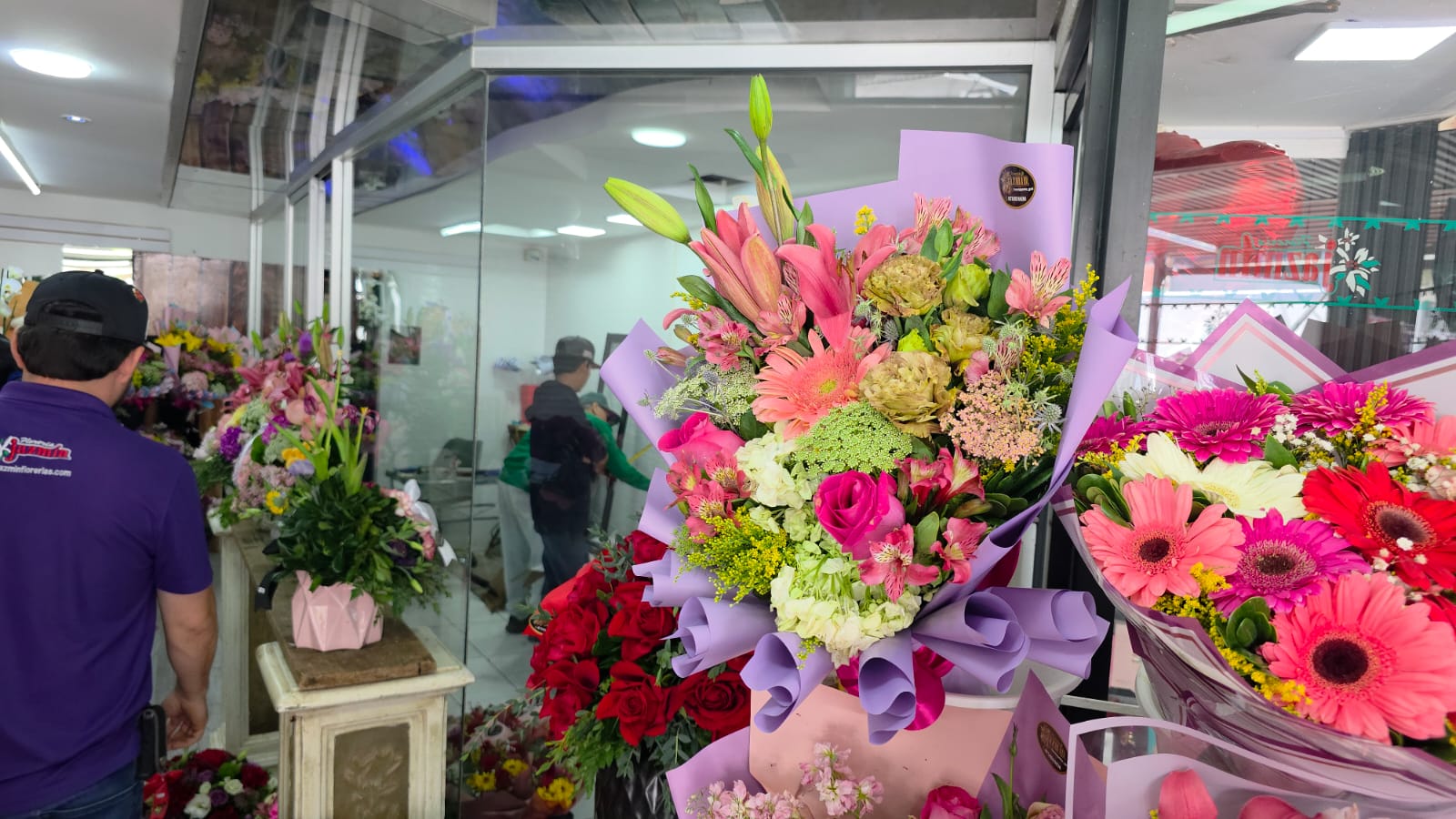 Venta de flores por el Día del Amor y la Amistad.