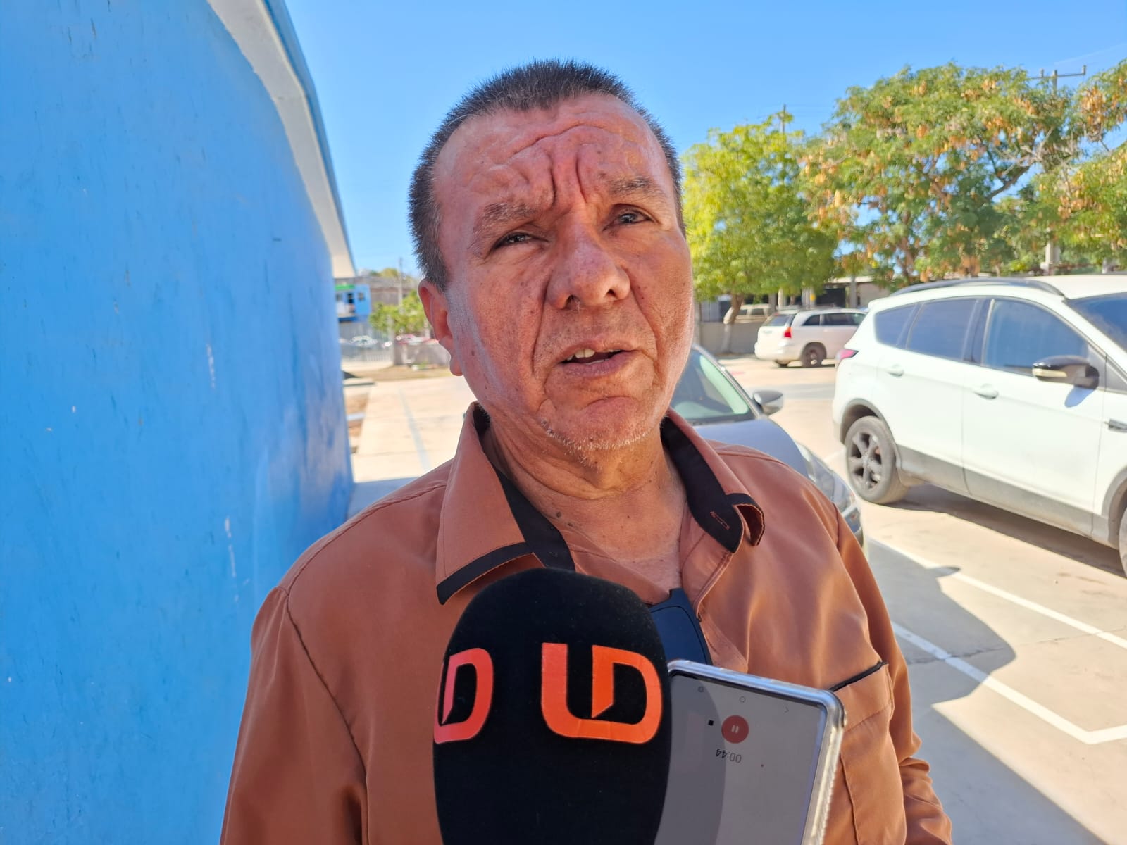 Francisco Acosta Baltazar hablando a micrófono de línea directa