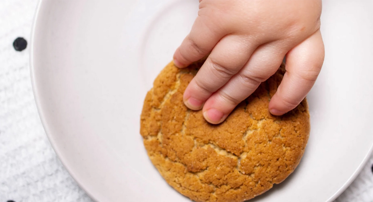 EU retira del mercado galletas para bebés por posible contaminación con plástico y papel