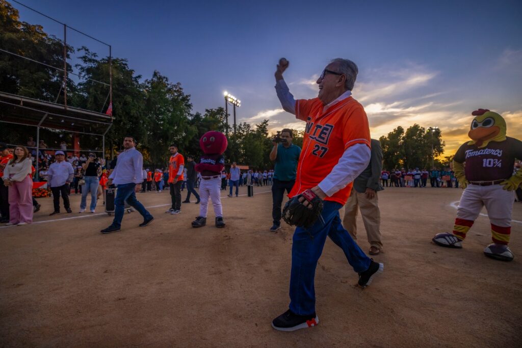 Gobernador y alcalde de Culiacán encabezan inauguración de liga de beisbol