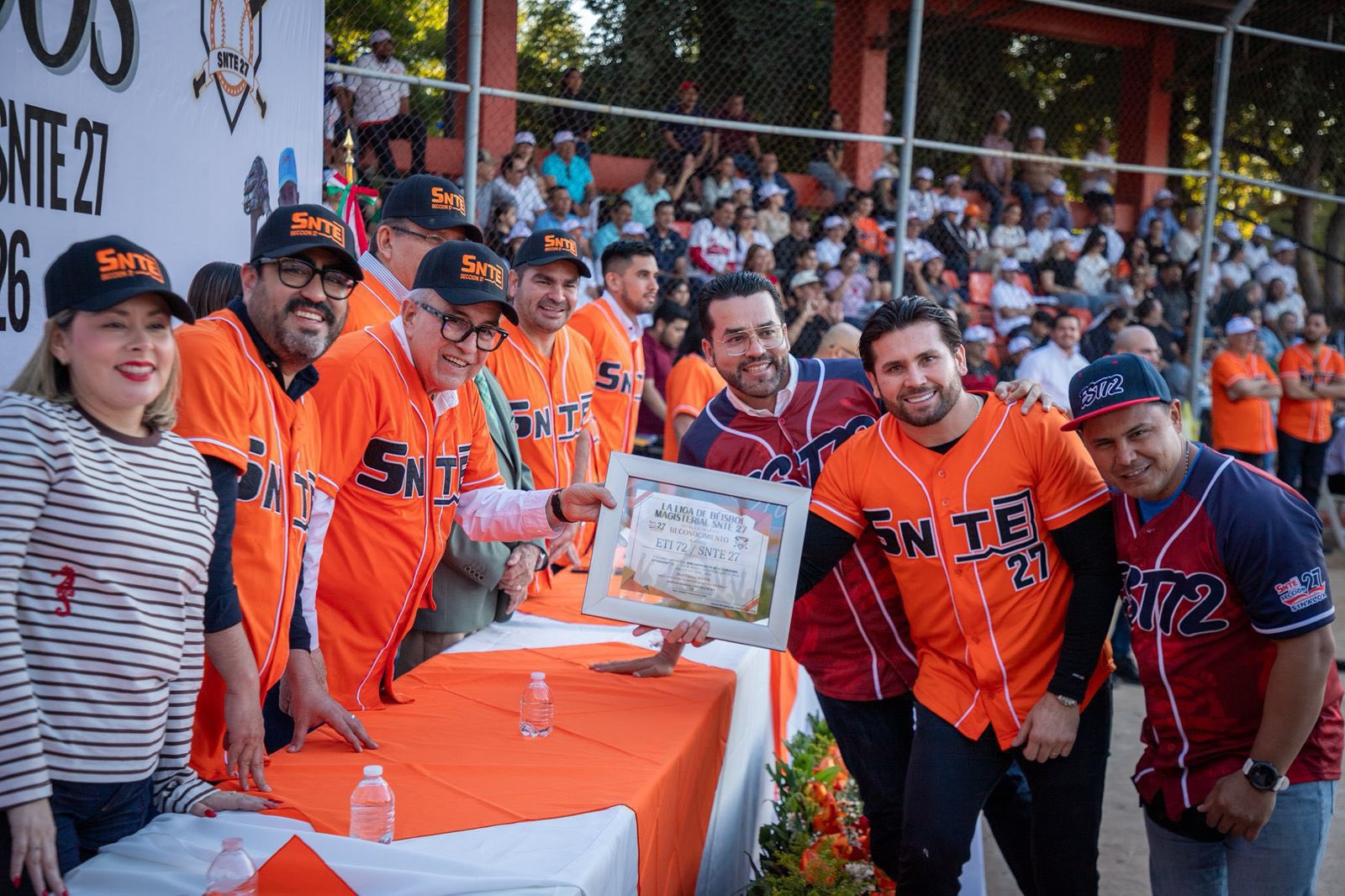 Gobernador y alcalde de Culiacán encabezan inauguración de liga de beisbol